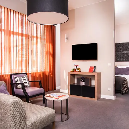 Adina Checkpoint Charlie Aparthotel 4*