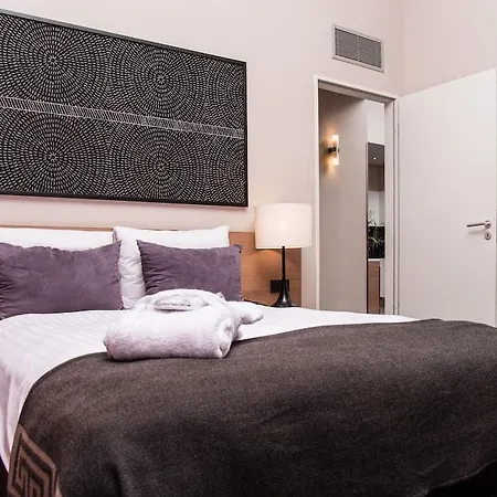 Adina Checkpoint Charlie Aparthotel 4*