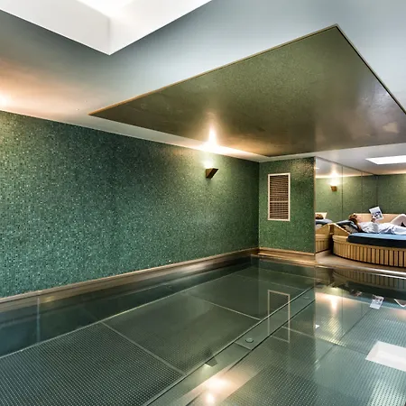 Adina Checkpoint Charlie Apartahotel 4*